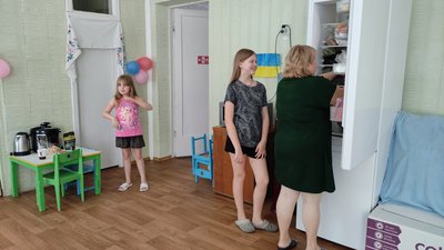 ВПО складають їжу до холодильника