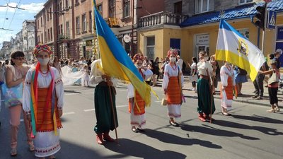 У Тернополі випускники вийшли на урочисту ходу У Тернополі випускники вийшли на урочисту ходу