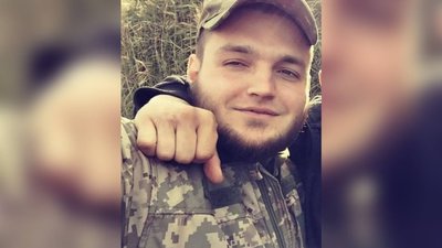"Він віддав життя, захищаючи країну". Сестра загиблого на війні херсонця просить надати йому звання Героя України "Він віддав життя, захищаючи країну". Сестра загиблого на війні херсонця просить надати йому звання Героя України