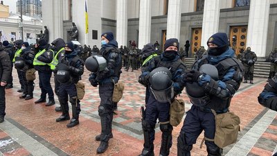 "У мене купують три саморізи на гривню". ФОПи під Радою вимагають скасування касових апаратів "У мене купують три саморізи на гривню". ФОПи під Радою вимагають скасування касових апаратів