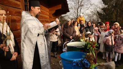 Купалися в озері та освячували воду у музеї. Як святкували Водохреще у Чернівцях Купалися в озері та освячували воду у музеї. Як святкували Водохреще у Чернівцях