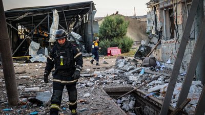 Рятувальник на місці ударів росіян по Холодногірському району Харкова, 2 червня 2025 року