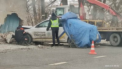 В Тернополі під час переслідування патрульна машина потрапила в ДТП В Тернополі під час переслідування патрульна машина потрапила в ДТП