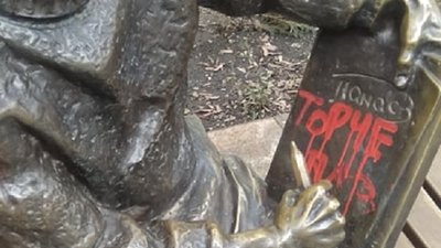 У середмісті Івано-Франківська пошкодили пам'ятник Опанасу Заливасі У середмісті Івано-Франківська пошкодили пам'ятник Опанасу Заливасі