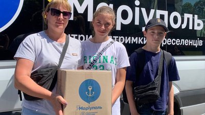 Маріупольці отримують допомогу у центрі "ЯМаріуполь"