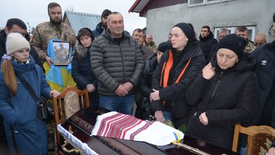 У Білобожниці Чортківського району попрощалися з бійцем Андрієм Павлюком У Білобожниці Чортківського району попрощалися з бійцем Андрієм Павлюком