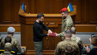 Володимир Зеленський вручає орден Віталію Сирляку