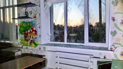 Російські війська обстріляли місто Нікополь, що на Дніпропетровщині: пошкоджені приватні будинки, школа, магазин Російські війська обстріляли місто Нікополь, що на Дніпропетровщині: пошкоджені приватні будинки, школа, магазин