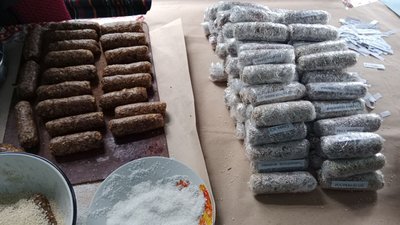 "Щотижня відправляємо на різні напрямки", — на Вінниччині переселенка виготовляє батончики для захисників