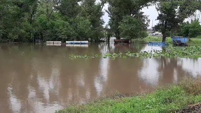 "Такої води ніколи не було". На Донеччині через порив дамби затопило 21 будинок "Такої води ніколи не було". На Донеччині через порив дамби затопило 21 будинок