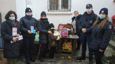 Правоохоронці та благодійники передали допомогу малозабезпеченим родинам Тернополя Правоохоронці та благодійники передали допомогу малозабезпеченим родинам Тернополя