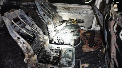 Спалена у Харкові автівка у вересні 2025 року Спалена у Харкові автівка у вересні 2025 року