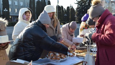 На Тернопільщині провели благодійний ярмарок, щоб зібрати кошти для ЗСУ На Тернопільщині провели благодійний ярмарок, щоб зібрати кошти для ЗСУ