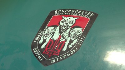 Черкаські волонтери ремонтують військові автомобілі Черкаські волонтери ремонтують військові автомобілі
