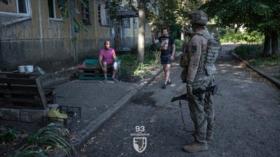 Цивільні чоловіки та військовий біля багатоквартирного будинку у Костянтинівці