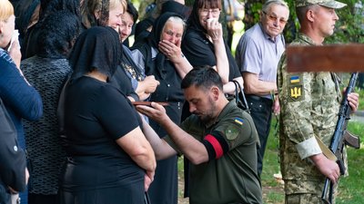 В Ужгороді попрощалися із полеглим на війні Василем Оленем В Ужгороді попрощалися із полеглим на війні Василем Оленем