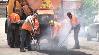 У Житомирі на вулиці Домбровського укладають новий асфальт