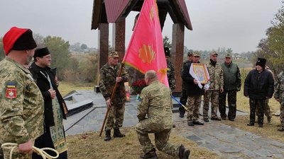 На Житомирщині підняли прапори над стародавнім козацьким курганом На Житомирщині підняли прапори над стародавнім козацьким курганом