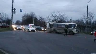 У Черкасах унаслідок ДТП електроопора впала на легковик У Черкасах унаслідок ДТП електроопора впала на легковик
