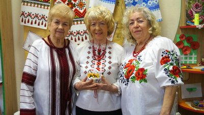 Найстаршій волонтерці – 93 роки. Фоторепортаж із терцентру на Львівщині, де допомагають армії