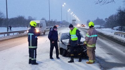 На Рівненщині аварія з двома легковиками. Є травмована – ДСНС На Рівненщині аварія з двома легковиками. Є травмована – ДСНС