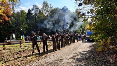 Вшановувати пам'ять розпочали зі стрільби з рушниць Вшановувати пам'ять розпочали зі стрільби з рушниць