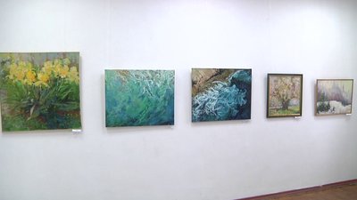 Натюрморти, пейзажі та абстрація: у Херсоні відкрилась експозиція "Різдвяний салон" Натюрморти, пейзажі та абстрація: у Херсоні відкрилась експозиція "Різдвяний салон"