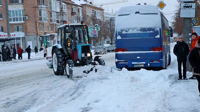 Дороги у Чернігові: комунальники розчищають зупинки від снігу, техніка працює на дорогах