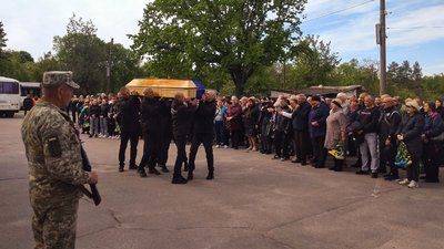 У Кропивницькому попрощались із загиблими на війні з РФ Віктором Будніковим та Сергієм Потерайком У Кропивницькому попрощались із загиблими на війні з РФ Віктором Будніковим та Сергієм Потерайком