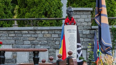 Пам'ятник Давиду Чичкану на Байковому кладовищі