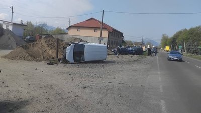 Зіткнулися три автівки, дві жінки травмовані: у Тячівському районі сталася ДТП
