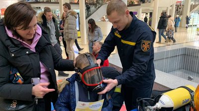 "День безпеки". Вінницькі рятувальники організували для дорослих та дітей спеціальні навчальні локації