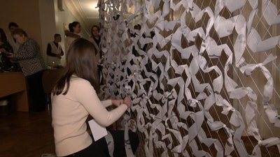 Волонтерка Дарина Ляшук плете сітку Волонтерка Дарина Ляшук плете сітку