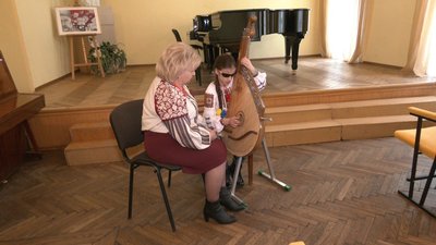 Анна-Марія грає на бандурі Анна-Марія грає на бандурі
