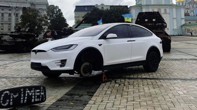 Відповідь на "мирний план" Маска розмістили у Києві на Михайлівській площі