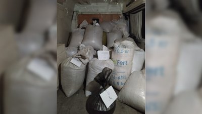 На Рівненщині вилучили понад 800 кг бурштину, який мали продати в Туреччину На Рівненщині вилучили понад 800 кг бурштину, який мали продати в Туреччину