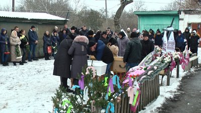 Загинули від рук батька: на Вінниччині попрощалися з двома малолітніми сестрами та їх матір'ю Загинули від рук батька: на Вінниччині попрощалися з двома малолітніми сестрами та їх матір'ю