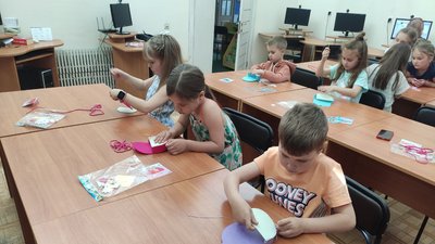 Діти виготовляють сумки Діти виготовляють сумки