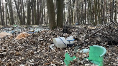 На Хмельниччині виявили сміттєзвалище у лісі На Хмельниччині виявили сміттєзвалище у лісі