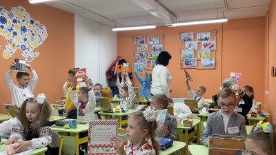 Перші уроки у школі-укритті в Індустріальному районі Харкова Перші уроки у школі-укритті в Індустріальному районі Харкова