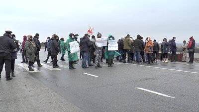 Протестувальники перекрили дорогу "Київ-Харків" Протестувальники перекрили дорогу "Київ-Харків"
