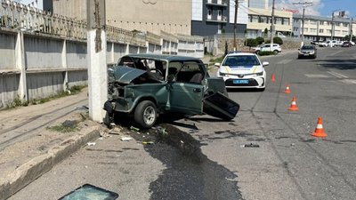 Аварія, машина в’їхала в стовп