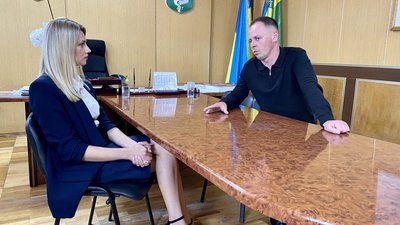Малинський міський голова Олександр Ситайло та кореспондентка Суспільного Тетяна Дукач