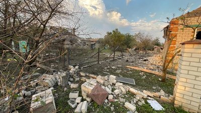РФ вдруге за добу обстріляла Кругляківку авіабомбами. Загинули дві людини, серед поранених є рятувальники та слідчий