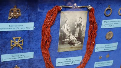 У Дніпрі презентують виставку старовинних жіночих прикрас «Дукачі та прикраси: Схід» У Дніпрі презентують виставку старовинних жіночих прикрас «Дукачі та прикраси: Схід»