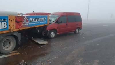 Біля Рівного масова ДТП, в тумані зіткнулось сім машин Біля Рівного масова ДТП, в тумані зіткнулось сім машин