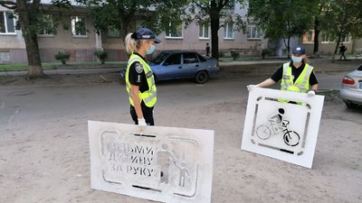 У Кропивницькому поліцейські нанесли попереджувальні знаки перед пішохідними переходами У Кропивницькому поліцейські нанесли попереджувальні знаки перед пішохідними переходами