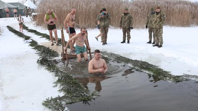 На Водохреще гірські штурмовики пірнали в гірську річку На Водохреще гірські штурмовики пірнали в гірську річку