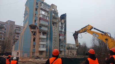 Демонтаж будинку на Стуса, зруйнованого російською атакою