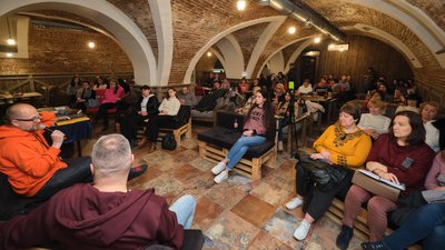 "Ми почали вигравати інформаційну віну". Письменник Андрій Бондар зустрівся з кропивничанами "Ми почали вигравати інформаційну віну". Письменник Андрій Бондар зустрівся з кропивничанами